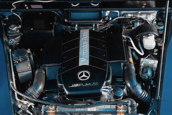 Гледайки късните и толкова обичани (и страшно уважавани) поколения от началото на този век, възниква само един въпрос: защо? Защо SUV с аеродинамиката на гранитен блок се нуждае от версия G65 AMG с двигател M275 с мощност 612 к.с.? Колкото и да тъпчеш климатроници и премиум акустика в интериора на този германски УАЗ, той ще си остане УАЗ. Шофирането из града е изключително нелепо и неудобно. Карането с 200 км/ч по магистралата също е толкова забавно заради управлението, което е много далеч от седаните на Mercedes.